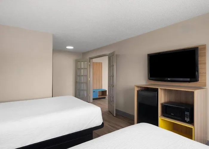 Days By Wyndham St. Charles Il 3*